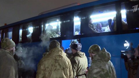 Российские военнослужащие, которых держали в плену на Украине, вернулись на Родину