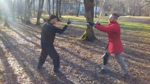 Урок фехтования, защита клинком от атак в дуэли. Обучение фехтованию.