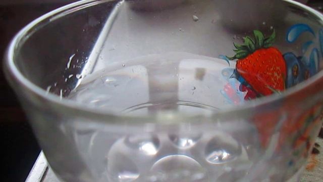 Стакан с водой во время прохождения поезда смотреть онлайн