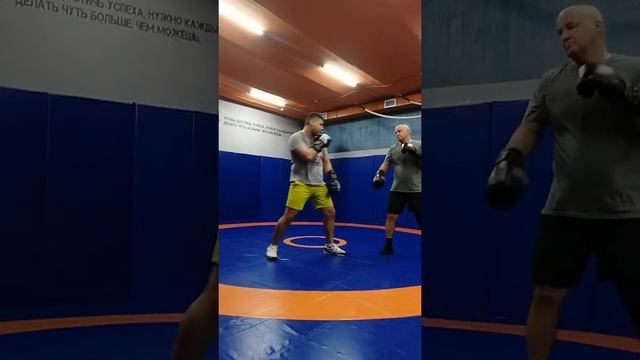 Тренировочный спаринг передней рукой. Старый боксер 57лет смотреть онлайн