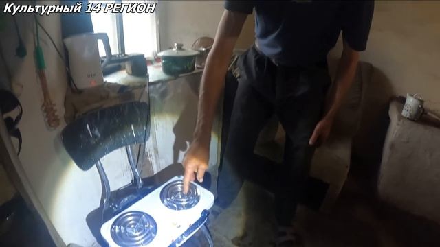 ОБРАДОВАЛИ ДЕДУШКУ КОТОРЫЙ ЖИВЕТ В САРАЕ! Привезли чайник, плитку, цемент. смотреть онлайн