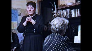 "Падает снег" (запись 1997 г.). Поёт Попова Валентина Федоровна, аккомпанирует Дьяченко М. П.