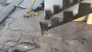 ИЗГОТАВЛИВАЮ И МОНТИРУЮ МЕТАЛЛИЧЕСКУЮ ЛЕСТНИЦУ В ЧАСТНОМ ДВУХЭТАЖНОМ ДОМЕ.