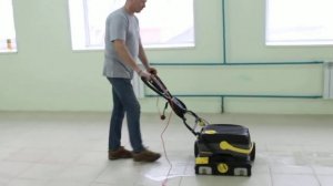 Влажная уборка пола при помощи профессионального моющего пылесоса KARCHER