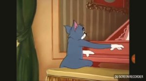 Том играет на пианино(Том и Джери)