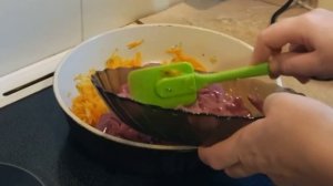 Куриная печень в сметане с луком и морковью