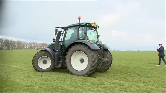 Prince William and Kate Drive a Tractor During Farm Visit! смотреть онлайн