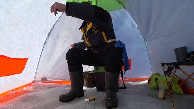 Тысяча поклёвок. Ловля весенней плотвы на поплавок и мормышку. Озеро Сунгуль смотреть онлайн