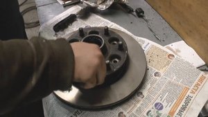 Замена передних тормозных дисков.  Тойота Хайс.