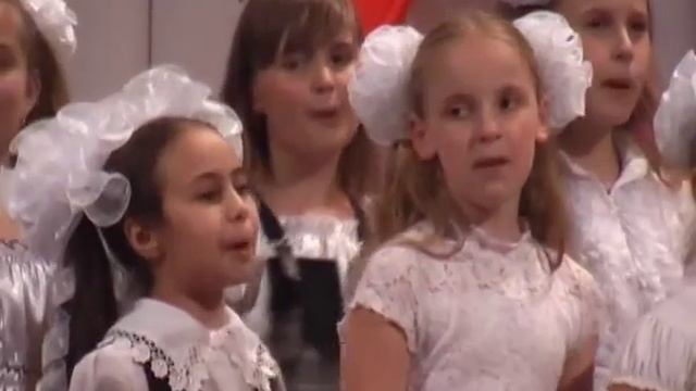 Выступает хор младший классов.  Ермолов, "Веселая песенка"
