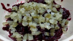 Свекольный салат с огурцом и яблоком