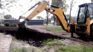 Трактор CAT 428F. Оздоровление почвы чернозёмом Киев.