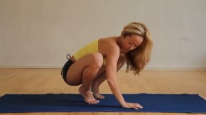 Beginner Yoga Arm Balance: Bakasana with Kino