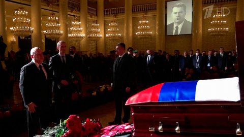 Владимира Жириновского похоронили на Новодевичьем кладбище в Москве