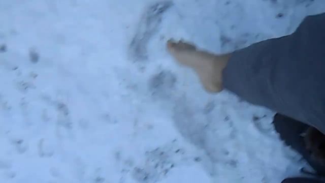 на улице зимой без носков смотреть онлайн