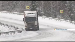 Из-за снега и заморозков на трассе под Ачинском фуры соскальзывают с горы