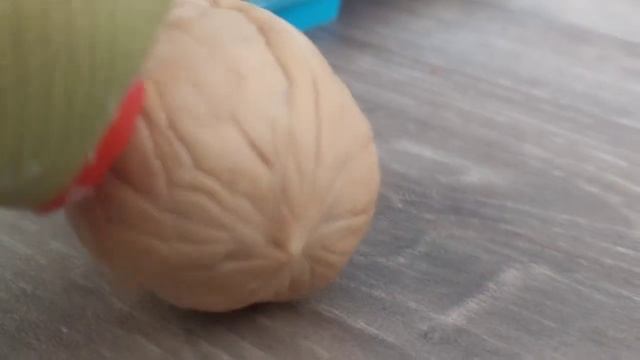 ХОМЯКИ ПЫТАЮТСЯ ОТКРЫТЬ ГРЕЦКИЙ ОРЕХ! смотреть онлайн