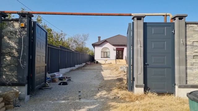 Распашные ворота Алютех с электроприводом
