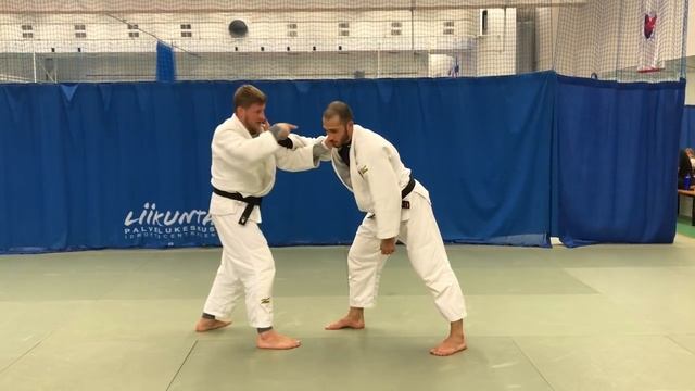 ДЗЮДО. КАК БОРОТЬСЯ КОГДА СОПЕРНИК СОГНУТ/НА ПРЯМЫХ РУКАХ.JUDO.YOKO TOMOE NAGE смотреть онлайн
