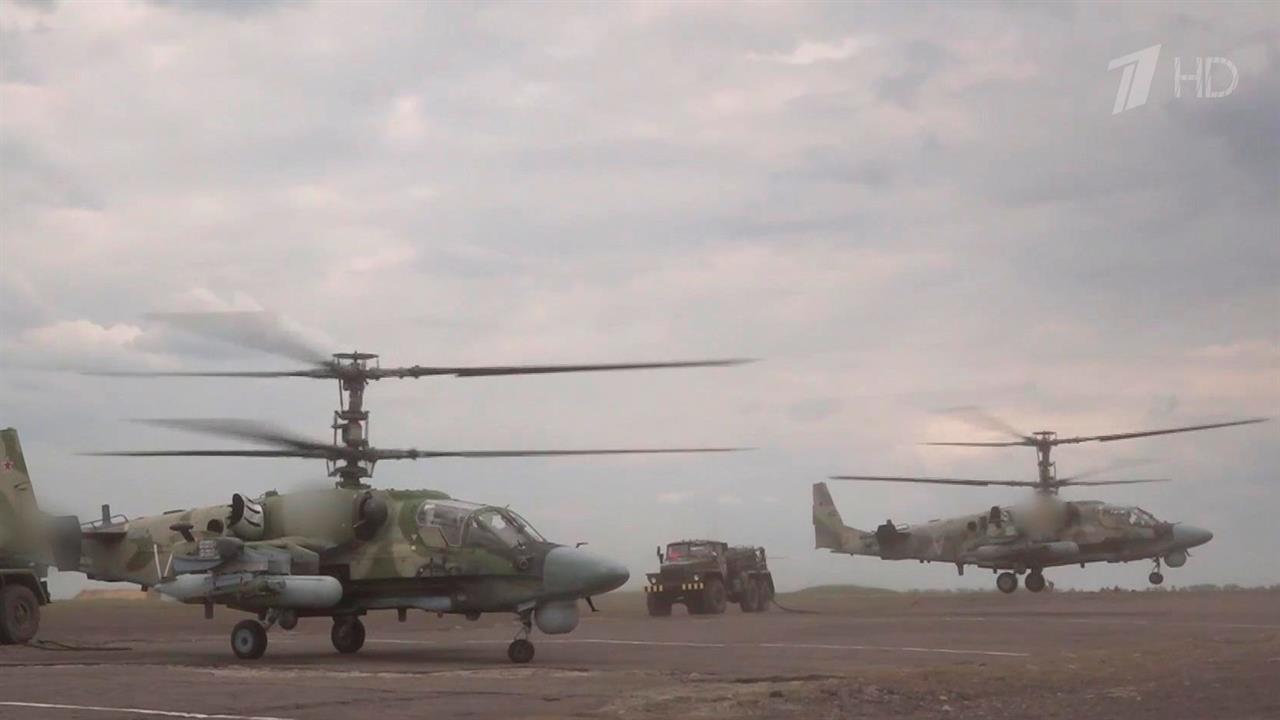 Минобороны РФ показало работу многофункциональных вертолетов Ка-52