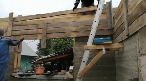 Дом из арболита. Залит один слой, перестановка опалубки, выставление уровня проёмов, косяки заливки