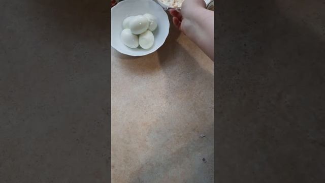 Простенький, але смачний салат з рибних консервів.