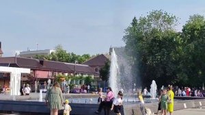 Пенза! У фонтана в жаркий день развлекается народ!
