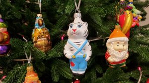 Елка новогодняя средняя. Елочные игрушки 2022