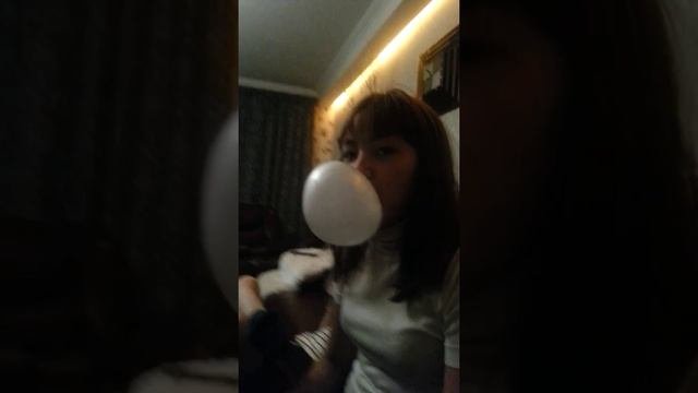 Огромный шар из жвачки