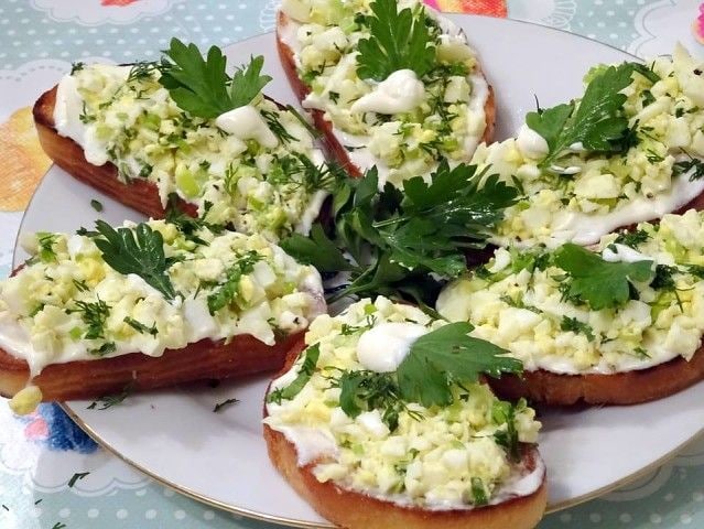 Бутерброды с яйцами и солеными огурцами рецепт