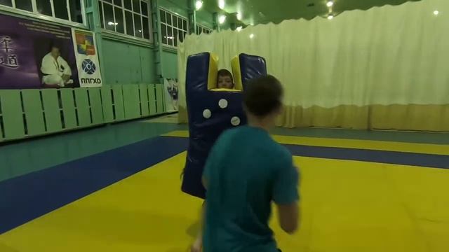 Подготовка к соревнованиям по кикбоксингу  на щитах ( макивара)