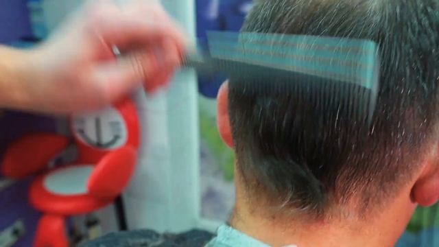 Наглядный пример несложной мужской стрижки для начинающих парикмахеров / men's haircut for beginner смотреть онлайн