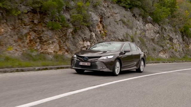 Гибриды побеждают? Первый тест Toyota Camry Hybrid 2019 смотреть онлайн