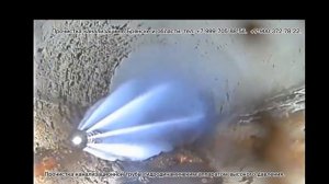 Прочистка канализационной трубы, вид изнутри.