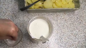 Рыба, запечённая с картошкой, под смётано-молочным соусом/Fish baked with potatoes, with sour cream