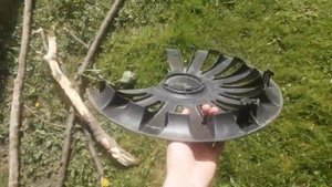 нашёл сломанный колпак