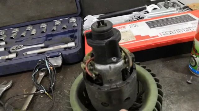 Ауди 100 С4. Замена моторчика печки.(Черный дельфин).