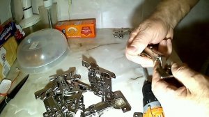 Отверстия в мебельных петлях бывают под саморезы и под евро. Переводим под евро.