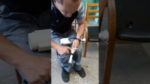 не держит клапан бачка унитаза ,что сделать??