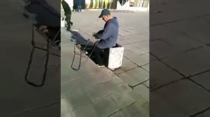 Бомж и тележка