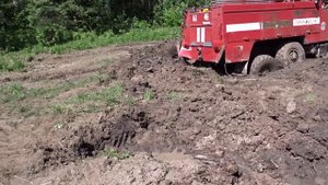ПОЖАРНАЯ МАШИНА ЗАСТРЯЛА В ЛЕСУ