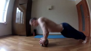 Отжимания с баскетбольным или медицинским мячом