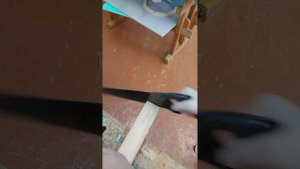 пиление древесины ручным инструментом.