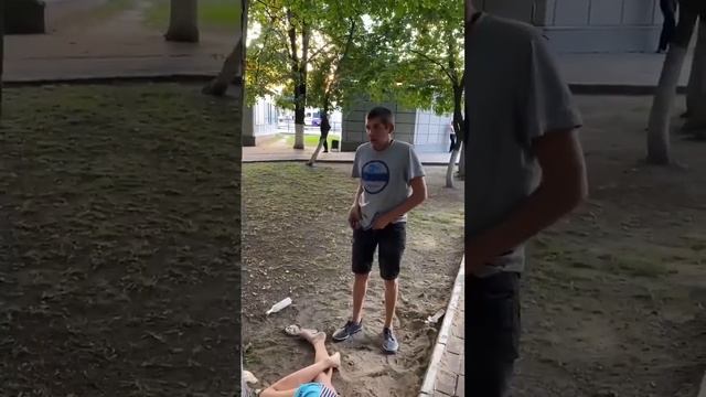 Алкаши решили шпильнуться прямо в центре города