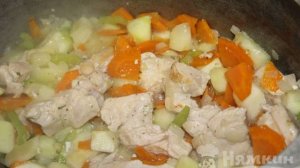 Картофельный соус  с куриной грудкой в казане