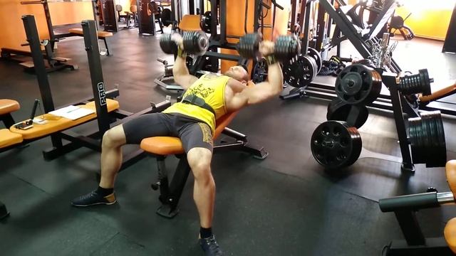 Жим гантелей лежа под углом смотреть онлайн