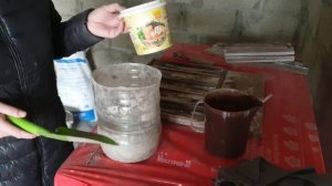 Облицовочная плитка женскими руками. Изготовление цементно-гипсовой плитки под дерево