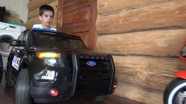 Андрей построил Гигантские Пирамиды из цветных стаканчиков. Видео для детей смотреть онлайн