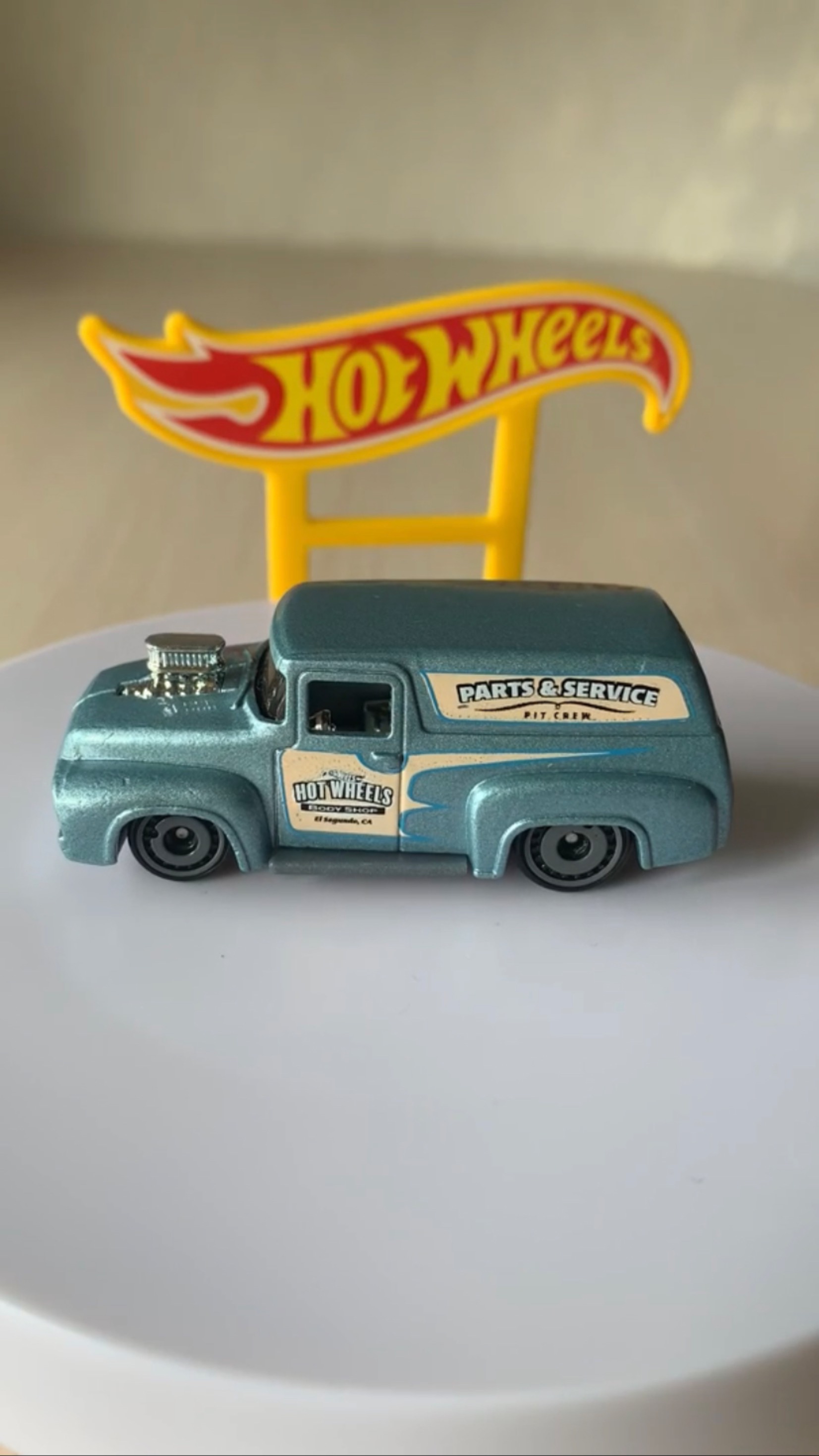 Машинка hot wheels хот вилс