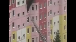 Сорвалась, с пожарной лестницы
